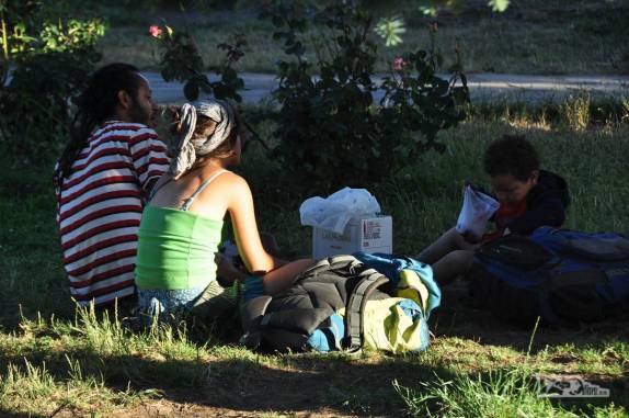 Piquenique em família na PLaza Pagano, em El Bolsón, na Argentina